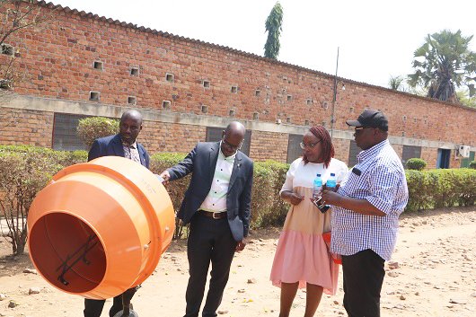 Le <a href="/CNP_Kamenge/">Centre Neuropsychiatrique de Kamenge</a>, #CNPNgozi et #CSMGitega ont reçu du matériel (machines à coudre, machines à pavés et ordinateurs) par l’ARES via l’Université du Burundi pour soutenir les patients stabilisés suivant un parcours psychiatrique dans le but de subvenir à leurs besoins.
#SantéMentale