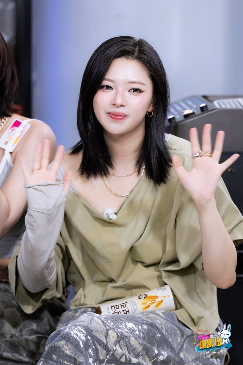 godmitzu's tweet image. TWICE will be the next guests on Inkigayo's 'Snack Bar Gayo' with MC/Part-timer Jihyo
July 25th at 7/8 PM KST