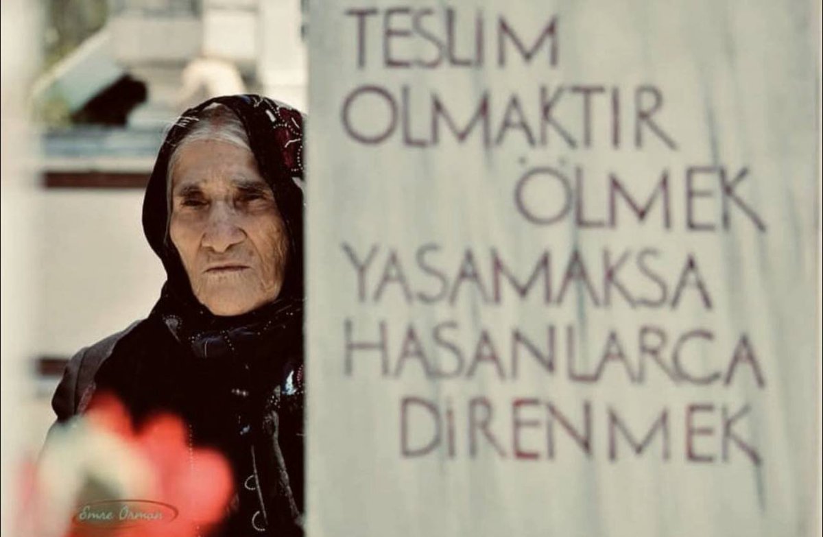 Yılmadı, susmadı, unutmadı! Oturduğu her yerde direniş büyüdü. Gözaltında kaybedilenlerin sesi, yüzü, yüreğiydi. Evladının ardından bir halkın adalet mücadelesini büyüttü.

Emine Ocak yaşıyor, mücadelesi omuzlarımızda sürüyor!

youtu.be/5UGf7GMn68Q?si…