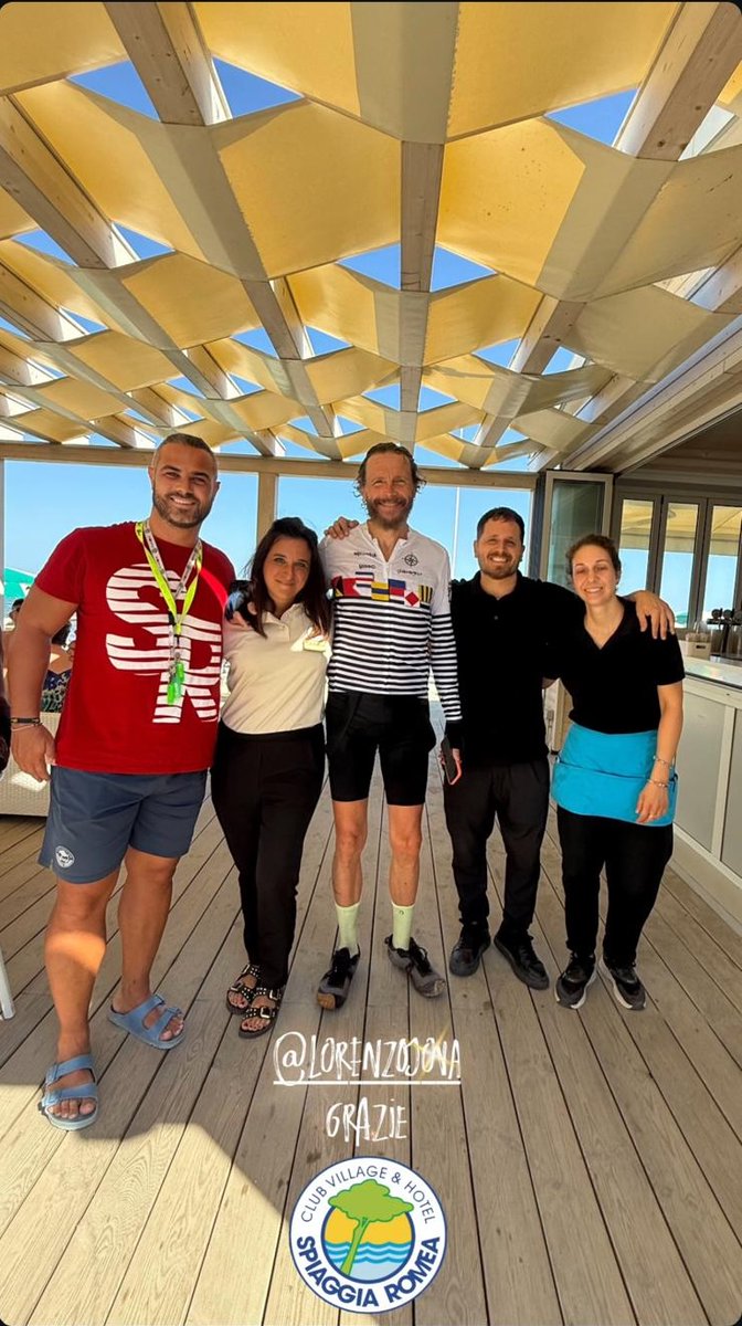 In sella alla sua bici, è passato anche da noi <a href="/lorenzojova/">Lorenzo Jovanotti</a>!  Una bellissima sorpresa la visita del nostro Lorenzio nazionale lungo il suo viaggio verso il NoBorderMusicFestival 🤍
Qui sorridente in questo bellissimo scatto presso <a href="/spiaggiaromea/">Valentina Cuomo</a>, con il team!