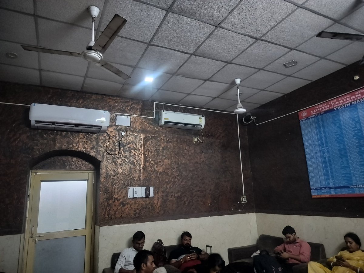 BiswalKalyab's tweet photo. @AshwiniVaishnaw @RailMinIndia @RailwaySeva @PMOIndia What are the benefits we are getting in railways after paying so much no management in station upper class waiting room and no one is listening even station manager is not taking care of it. https://t.co/lab71jsEJD