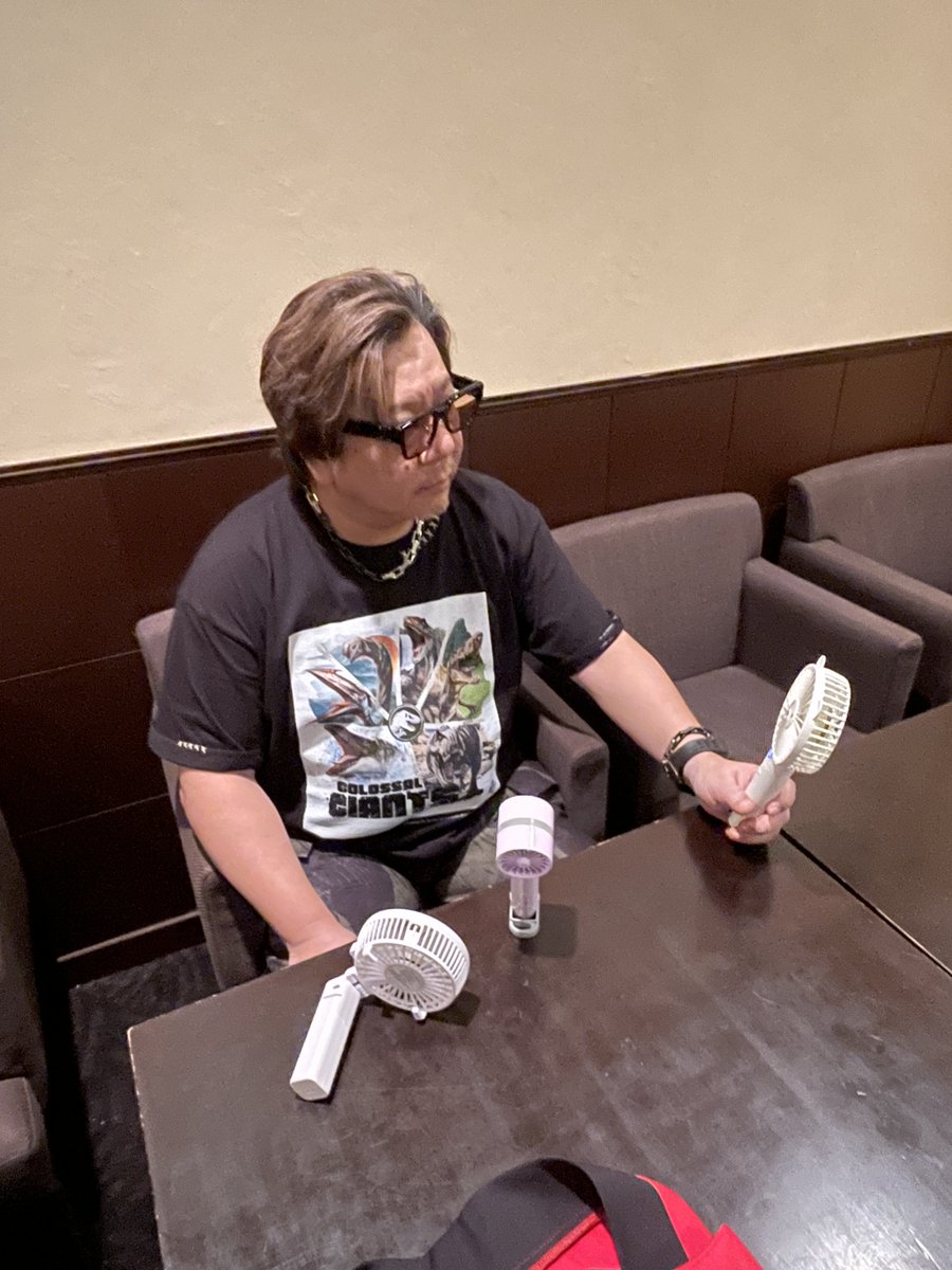amuleto_info's tweet image. &lt;#楠大典&gt;
映画『ジュラシック・ワールド/復活の大地』日本最速上映イベントに楠大典が出演させていただきました🌟
会場では恐竜たちに負けない熱さが🦖🔥
楽屋では暑さに対抗で扇風機3台フル稼働の楠が🦕🌀
Tシャツも素敵な加工をしていただきました👕✨️
8月8日(金)の公開をお楽しみに~🎬️