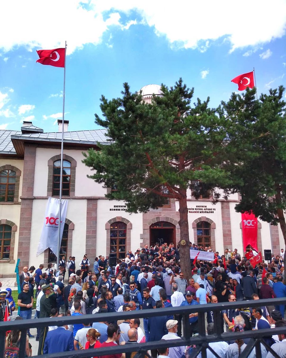 23 Temmuz Erzurum Kongresi'nin 106. yıl dönümü kutlu olsun 🇹🇷🇹🇷🇹🇷

‘’Erzurum, Türk tarihine, coğrafyasına 1945 metreden bakar.’’ diyor Ahmet Hamdi TANPINAR ve şöyle devam ediyor: Malazgirt savaşı kazanılınca ilk fethedilen yerlerdendir. Milli mücadelenin temeli gene Erzurum’da
++