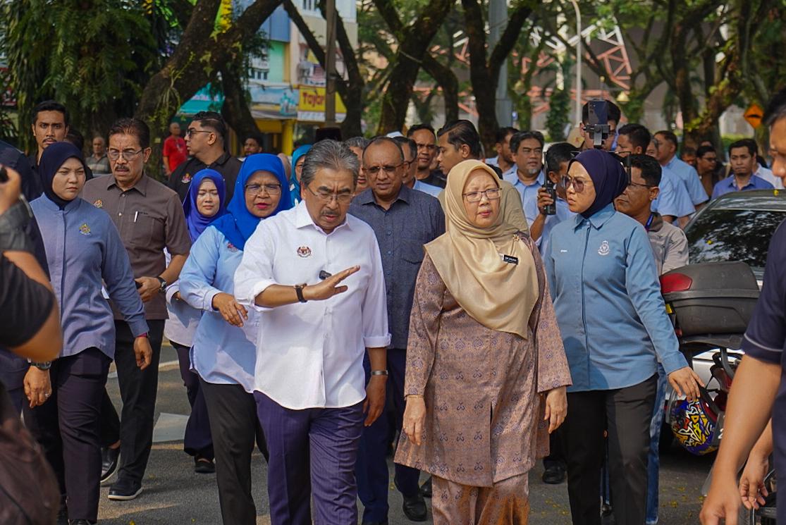 PELEBARAN JALAN DESA PANDAN DITERUSKAN DENGAN PINDAAN, 9 GERAI DIJAJAR MELALUI INISIATIF LESTARI NIAGA

Turun melawat tapak cadangan pelebaran jalan di Desa Pandan yang menjadi tumpuan umum sejak beberapa hari kebelakangan ini.

Pada asasnya, projek ini telah dirancang dan