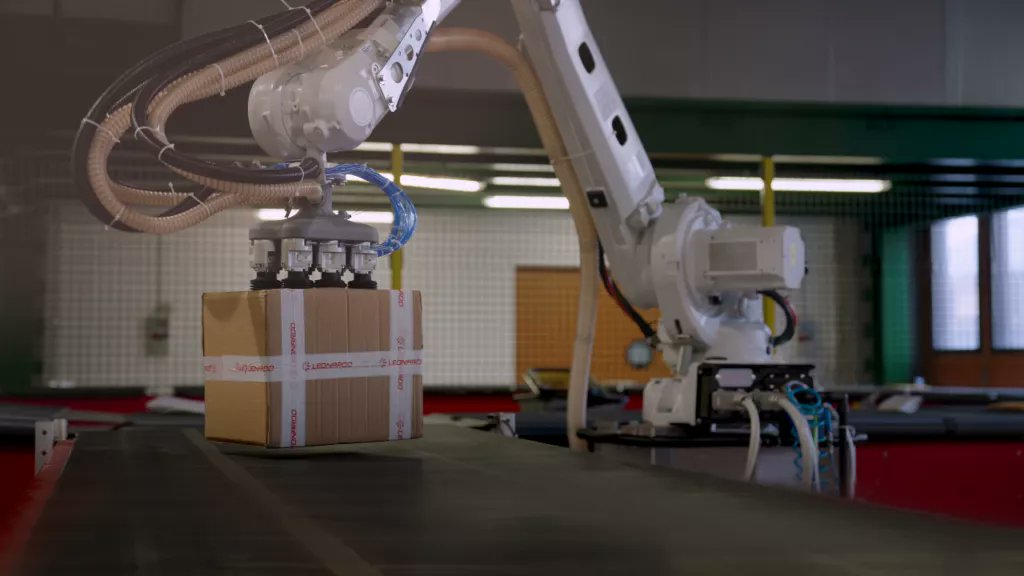 Leonardo_IT's tweet image. L’evoluzione dell’e-commerce e la crescente richiesta di consegne rapide stanno trasformando in profondità il settore logistico, portando operatori e aziende a rivedere modelli e tecnologie.
In questo scenario, #Leonardo applica al settore #parcel le competenze sviluppate nello…