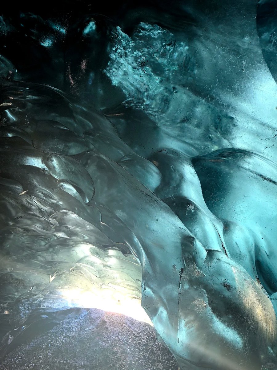 IMTAOFFICIAL's tweet image. The "Crystal Palace" Frozen for Three Million Years🧊🌊
While the summer heat scorches the earth and cities transform into giant steamers, some corners of the world still quietly harbor ice and snow miracles that never melt—ice caves. These natural "cold storage" formations are…