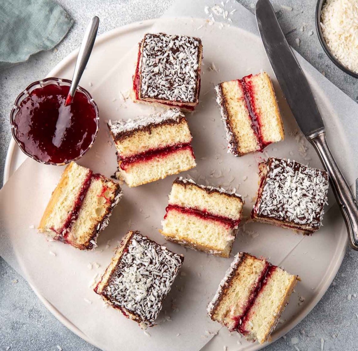rezashamsa's tweet image. روز Lamington در ۲۱ جولای در جشن گرفته می شود. این دسر متشکل از یک کیک اسفنجی که با سس شکلاتی پوشانده شده است و روی آنها هم با پودر نارگیل تزئین شده است. قدمت این کیک به سال ۱۸۹۶ برمیگردد. بد نیست بدانید این خوشمزه دسر ملی استرالیا هم هست.
#تقویم_آشپزی
#موش_سرآشپز