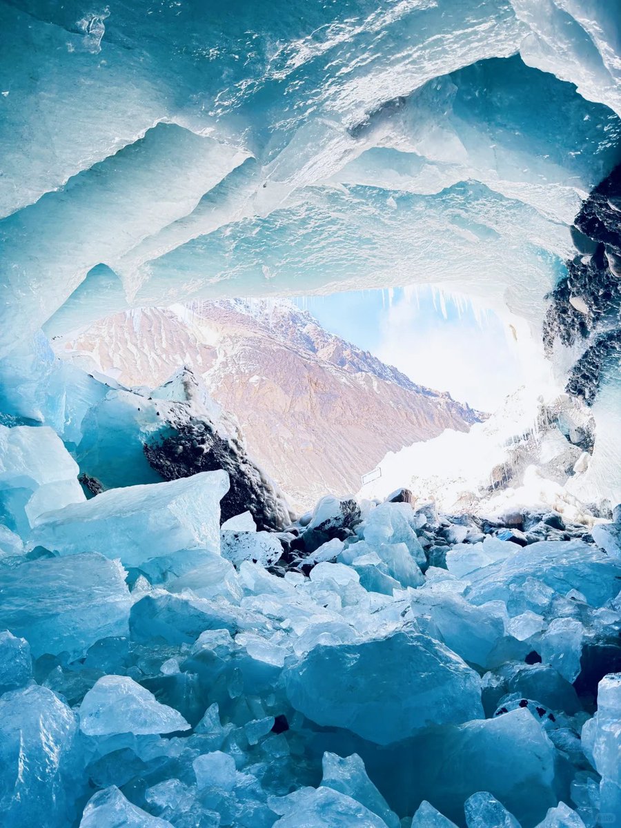 IMTAOFFICIAL's tweet image. The "Crystal Palace" Frozen for Three Million Years🧊🌊
While the summer heat scorches the earth and cities transform into giant steamers, some corners of the world still quietly harbor ice and snow miracles that never melt—ice caves. These natural "cold storage" formations are…