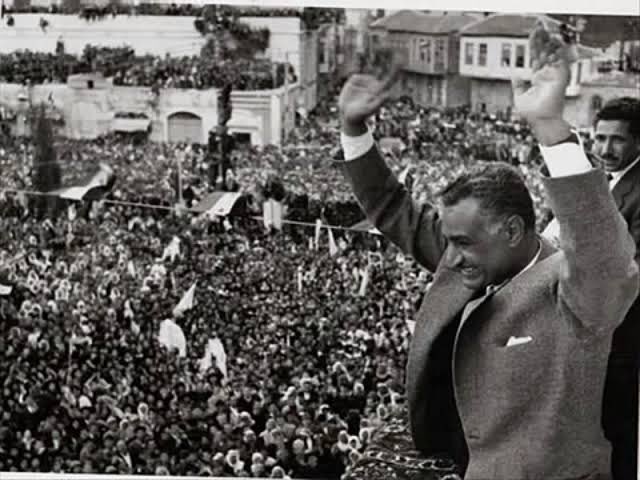 inpic0's tweet image. #ثريد
1962
تهديد عبدالناصر للولايات المتحدة :
" نقلل شُرب الشاي وما ناخدش المعونة الأمريكية وعلى الجزمة واللي هيتكلم هنقطع لسانه "
المعونة الأمريكية لـ #مصر
بدأت عام 1958 بـ شحنة قمح، ومستمرة حتى اليوم تتحكم بسيادة البلد !!
فضل التغريدة وتابع #السرد