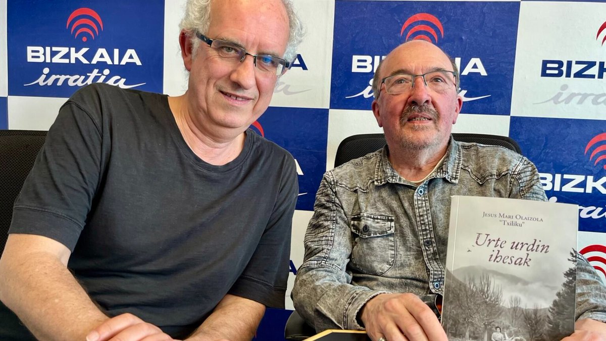 Euskal Idazleen Elkartea EIE (@idazleelkartea) on Twitter photo 🎙️ Jesus Mari Olaizola "Txiliku" idazlea izan zuten gonbidatu Irakurrieran irratsaioan, bere "Urte urdin ihesak" nobelaz mintzatzeko.
Entzungai gure webgunean: idazleak.eus/eu/irakurriera…
<a href="/BizkaiaIrratia/">Bizkaia Irratia</a> 🎙️ Jesus Mari Olaizola "Txiliku" idazlea izan zuten gonbidatu Irakurrieran irratsaioan, bere "Urte urdin ihesak" nobelaz mintzatzeko.
Entzungai gure webgunean: idazleak.eus/eu/irakurriera…
<a href="/BizkaiaIrratia/">Bizkaia Irratia</a>