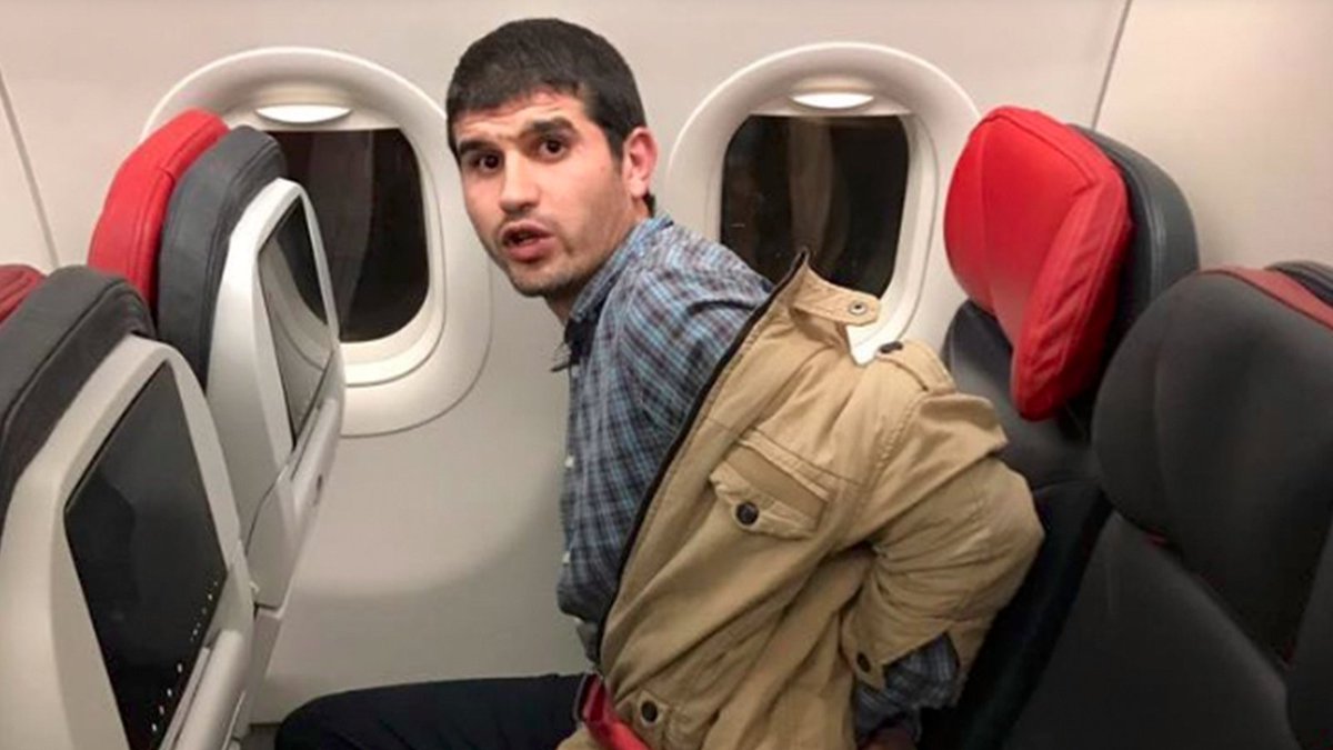av_kocamanbas's tweet image. Soldaki Müslümanı Mısır'a kim iade etti?
Sağdakini kim iade için bekletiyor?
Kimse 3 maymunu oynamasın,
Seçim vakitlerinde maslahat saçmalığına sarılanlar at gözlüğünü çıkarmalı ve gerçekle yüzleşmeliler,
Hakiki bir değişim olmazsa biz yok hükmündeyiz.