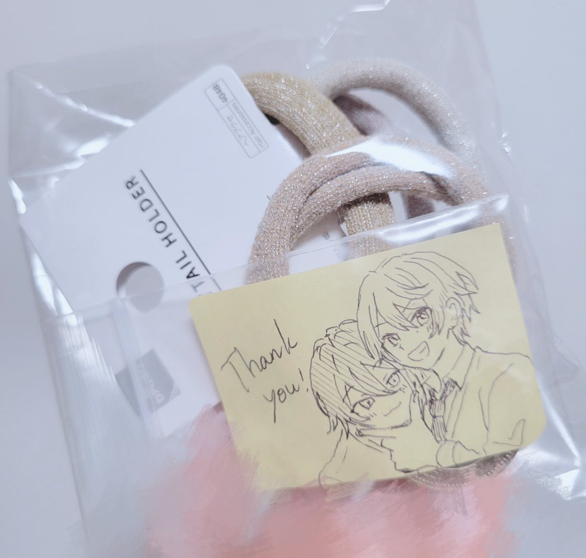 yabaidesuna's tweet image. 友だちにヘアゴム貸してたら倍になって返ってきたのと推しカプ添えてあった😭❤️‍🔥❤️‍🔥モエ〜〜😭😭😭