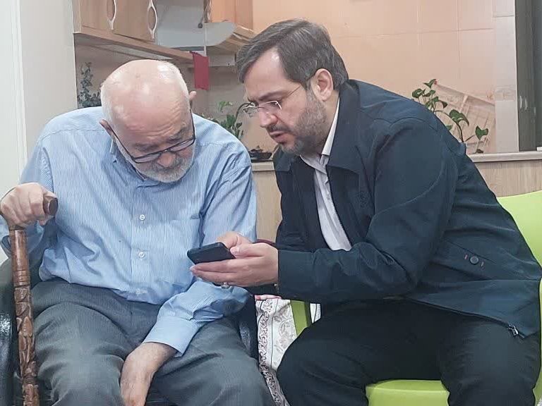 syjebraily's tweet image. دکتر احمد توکلی از معدود شخصیتهایی بود که در دولت آقای احمدی نژاد در برابر پروژه جهانی سازی و دلاری سازی قیمتها به مخالفت برخاست و انذار داد.
اگر آن روز صدای ایشان شنیده میشد امروز ملت ایران گرفتار پدیدهی شوم هزینهی دلاری و درآمد ریالی نبود.
دلاریزه کردن اقتصاد ایران پروژهای…