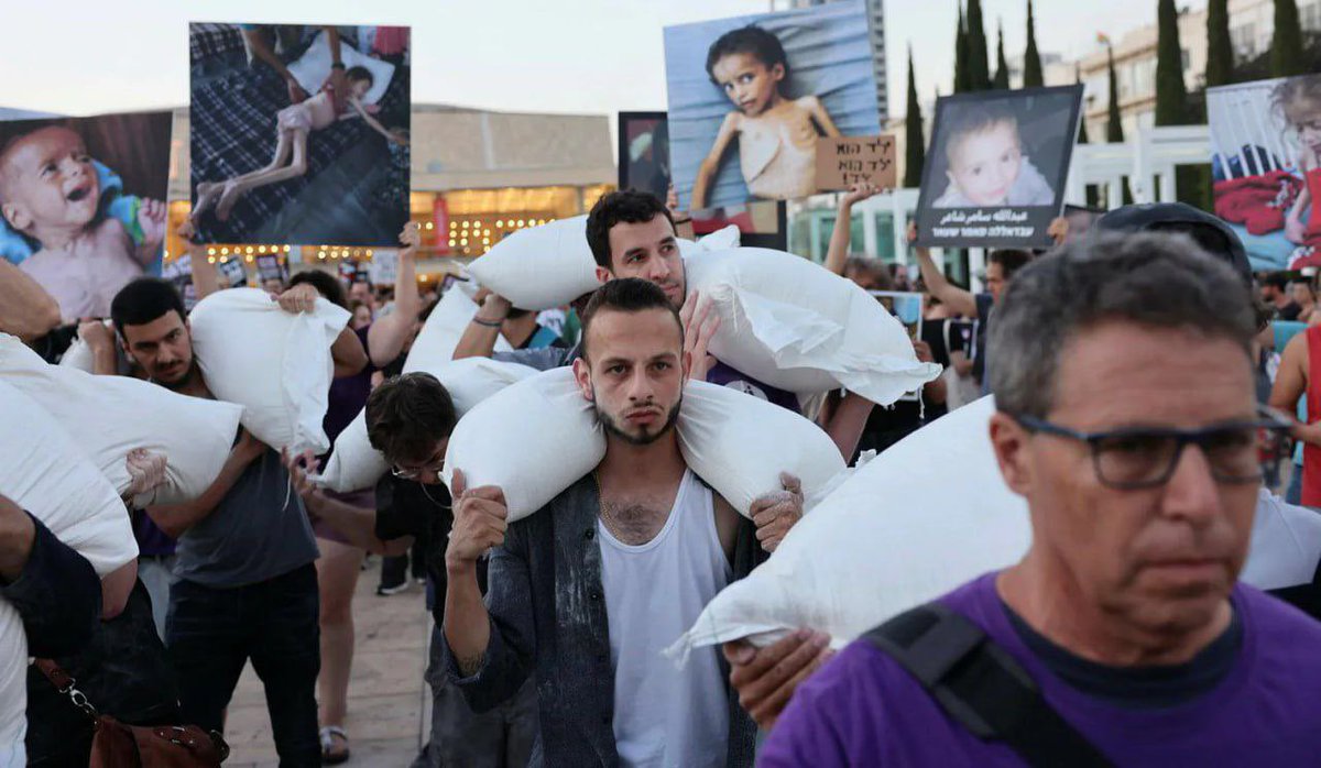 Shanna__Bylka's tweet image. Des centaines de personnes ont participé à la marche de l’organisation « Standing Together » (Debout ensemble) à Tel Aviv, pour dénoncer la famine imposée à la population de Gaza.
Un manifestant a déclaré :
« Je suis ici parce que cette situation est intolérable. Cette guerre…