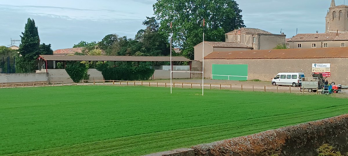 Piclacouette's tweet image. Publication alerte renforcée sécheresse de la mairie qui arrose à grandes eaux le terrain de rugby. De qui se moque t'on ?#homps