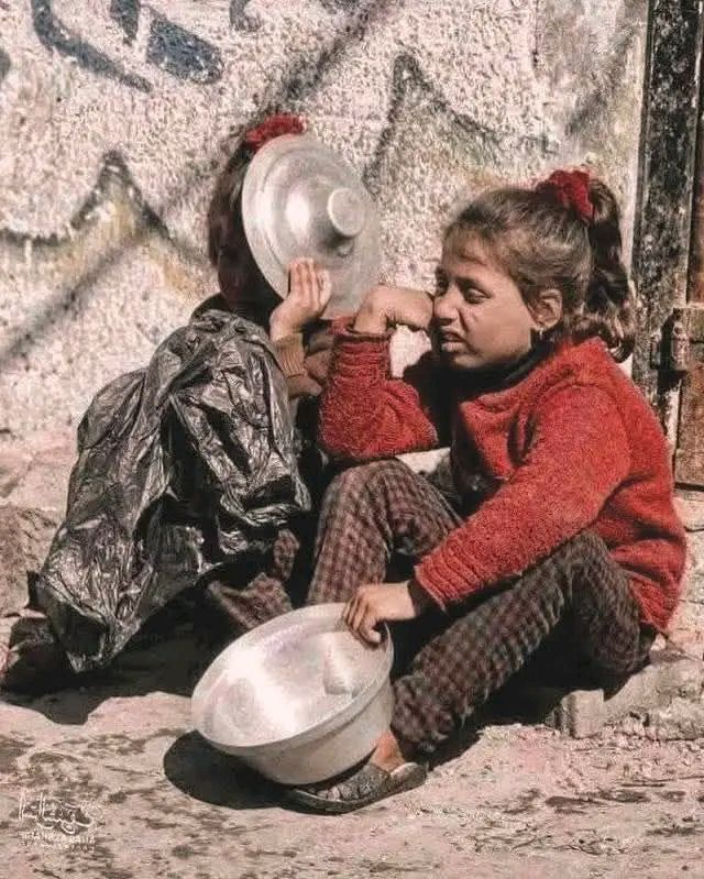 asma196873's tweet image. Bread is a dream, pure water is a wish, and food is a miracle. Bodies wither in silence, and hunger ravages souls. 😢🇵🇸 #Palestine #Gaza_is_dying_of_starvation