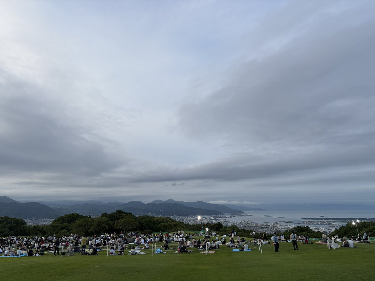nippondaira's tweet image. 【大花火ショーまで約1時間🎆】
続々とご来場いただいています！！
先ほどまでは、富士山も顔を見せていましたよ🗻☺️