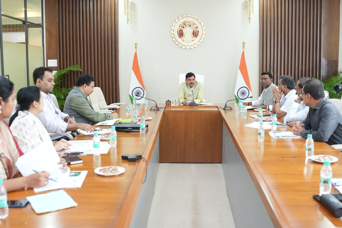 CMMadhyaPradesh's tweet image. मुख्यमंत्री डॉ. मोहन यादव ने निवास स्थित समत्व भवन में "एक पेड़ मां के नाम" अभियान की प्रगति की समीक्षा की एवं महत्वपूर्ण दिशा-निर्देश दिए।
@DrMohanYadav51 @minmpwrd #CMMadhyaPradesh