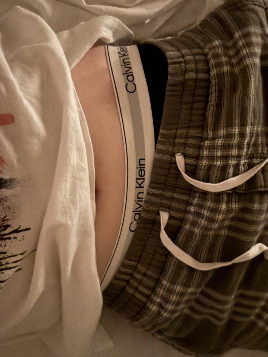 bluecxmplex's tweet image. // non-arcane related (but i am wearing an arcane shirt heh)
idk why i’ve never worn boxers before ?? they’re so comfortable i fear i’m never turning back