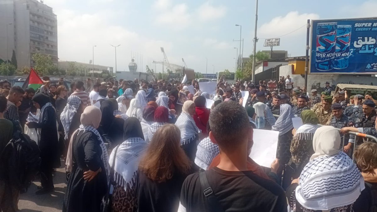 mahmoudaleila's tweet image. المقاومة عدوى مستمرة
الآن من أمام السفارة المصرية ببيروت