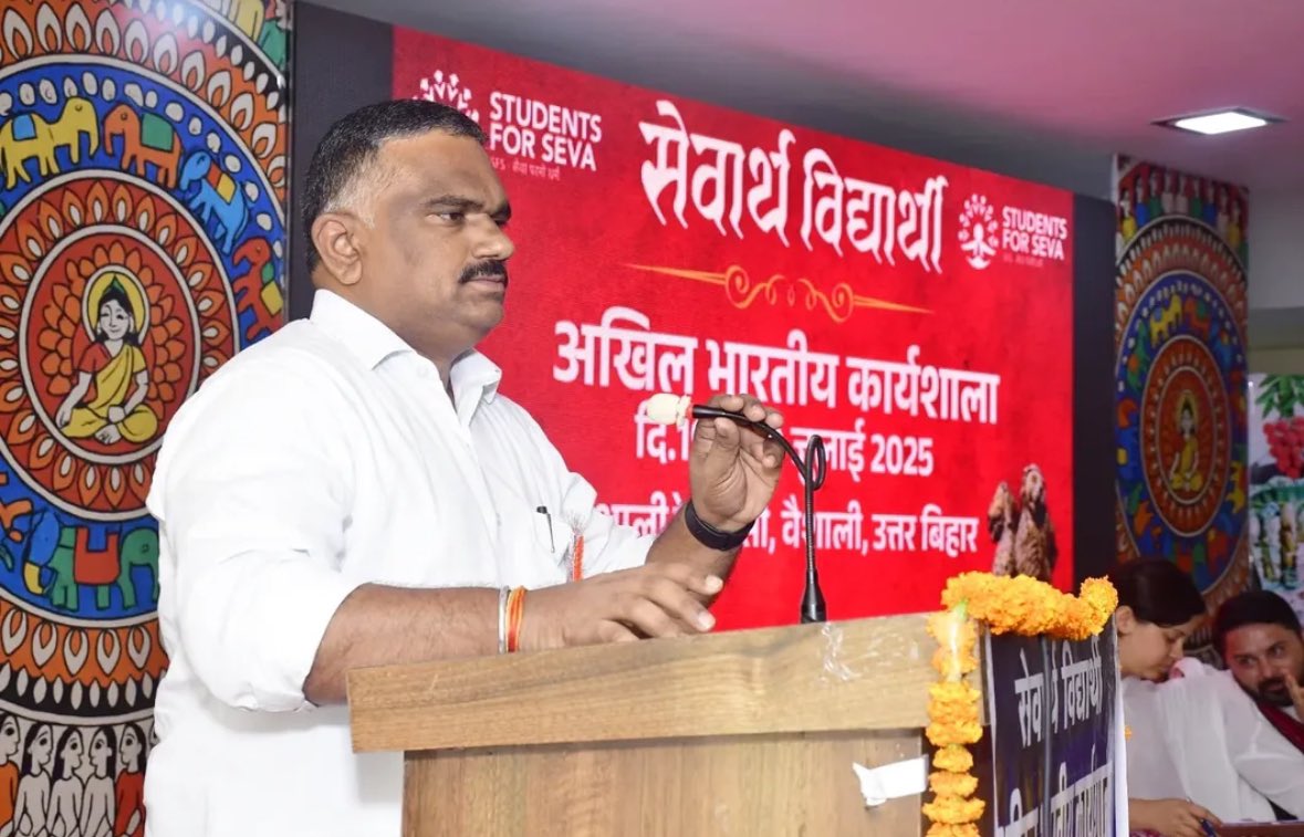 students4seva's tweet photo. सेवार्थ विद्यार्थी दो दिवसीय कार्यशाला का समापन अ .भा राष्ट्रीय सह संगठन मंत्री श्री एस. बालाकृष्णा , अ.भा प्रमुख श्री भवानी शंकर और कुमारी शिल्पा जी द्वारा किया गया।
#SFSNationalWorkshop2025 #WeAreSFS https://t.co/0H8LO7mspe