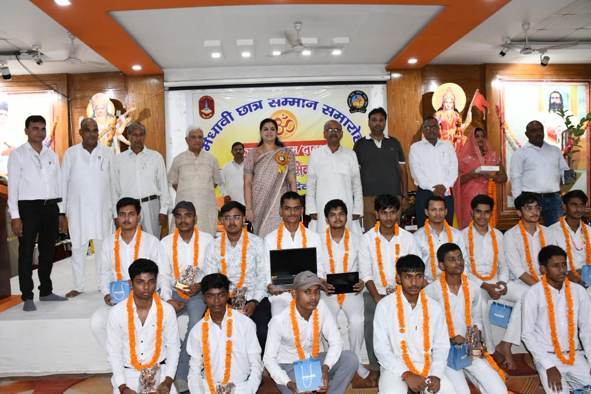 dmdeoria's tweet image. आज सरस्वती वारिष्ठ माध्यमिक विद्या मंदिर, देवरिया खास में कक्षा 10वीं एवं 12वीं के मेधावी छात्रों के सम्मान समारोह में सहभागिता कर प्रतिभावान विद्यार्थियों को शुभकामनाएं एवं उज्ज्वल भविष्य के लिए आशीर्वाद प्रदान किया गया।
@UPGovt @CMOfficeUP @ChiefSecyUP @InfoDeptUP