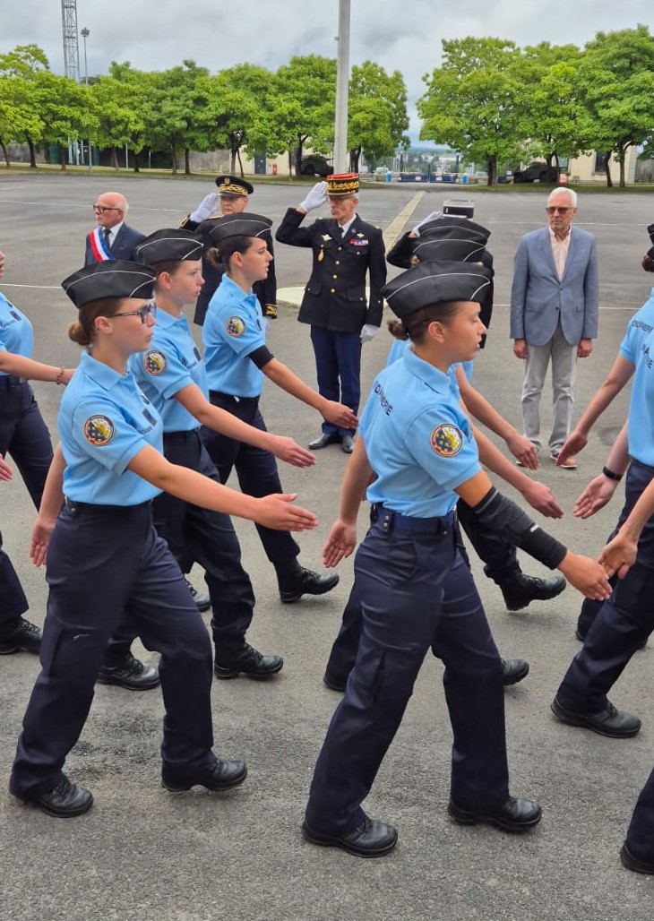 Prefet53's tweet image. [19/07] Ronan Léaustic, secrétaire général de la préfecture de la #Mayenne, a présidé la cérémonie de fin de stage de la préparation militaire au sein de l&apos;escadron mobile de @Gendarmerie_053 à #Mayenne. 🇫🇷 Levée des couleurs et interprétation de l&apos;hymne national 🎶
👏…