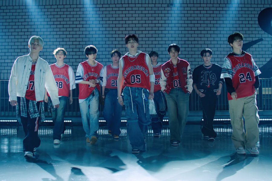 soompi's tweet image. WATCH: #ZEROBASEONE Shoots Their Shot In Powerful And Sporty “SLAM DUNK” MV
soompi.com/article/175924…