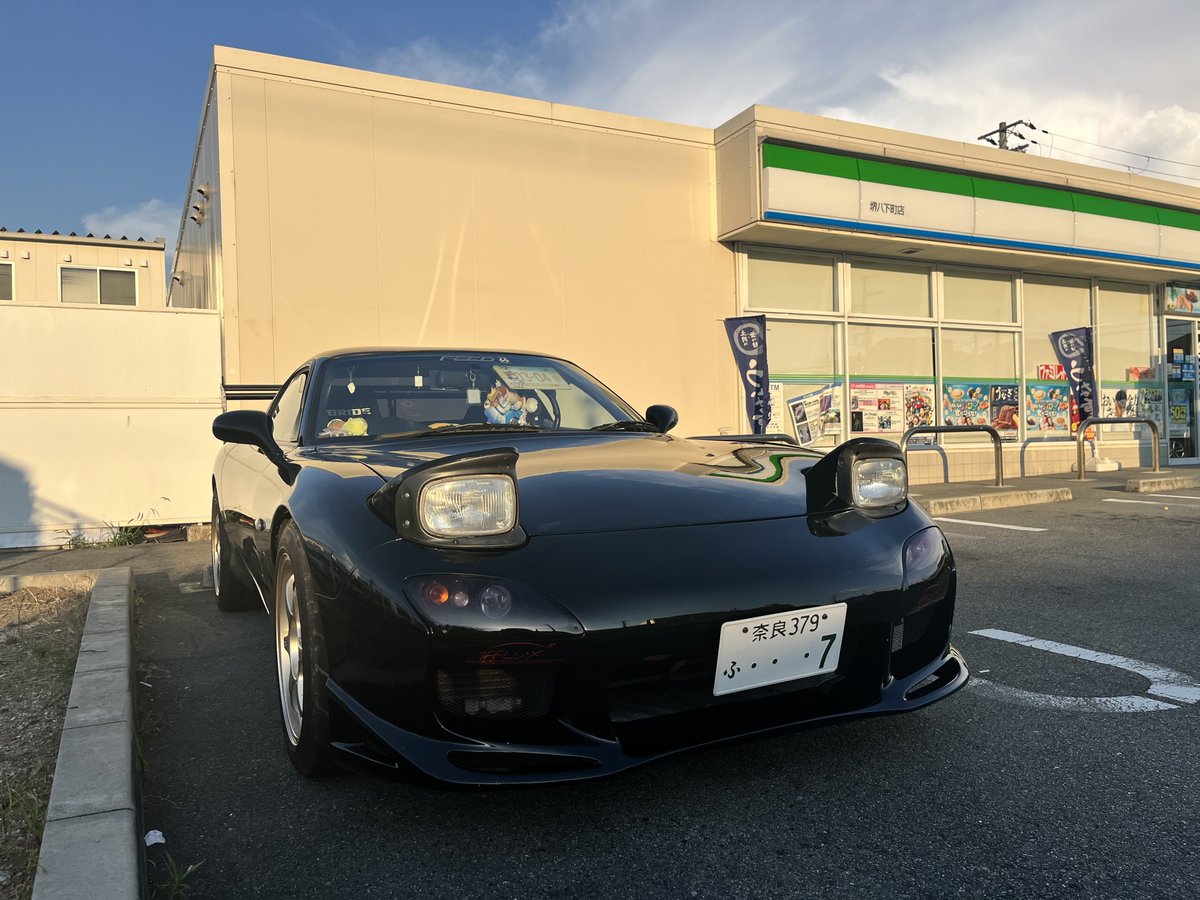 BANSHEE_02's tweet photo. FDがマフラーからの白煙問題での入院から帰って来ました✨️

相談から純正タービンの交換作業までして頂いた藤田エンジニアリング様の社長様、メカニックの皆様
今回も本当にありがとうございました!(´▽｀)
これからも変わらず大切に乗らせていただきます🥰

#藤田エンジニアリング
#FEED
#FD3S https://t.co/0KIe107en8