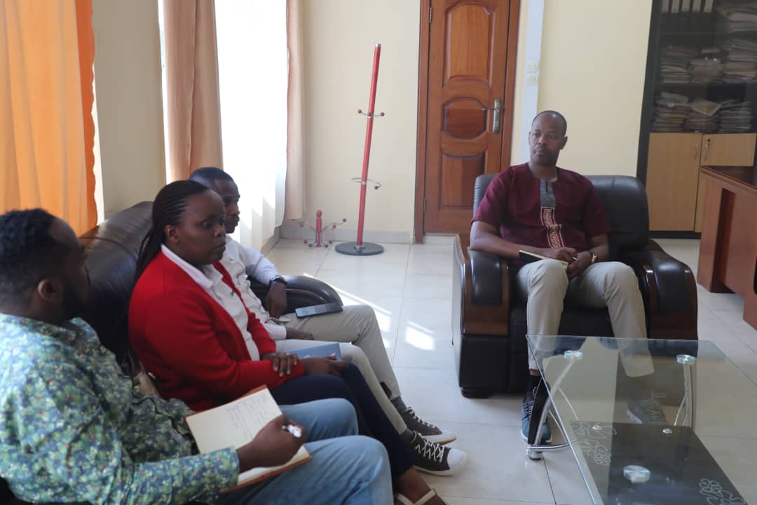 Nyaruguru District (@nyarugurudistr) on Twitter photo Umuyobozi w'Akarere Wungirije ushinzwe iterambere ry'ubukungu <a href="/GashemaJanvier/">GASHEMA Janvier</a> yakiriye intumwa za <a href="/CordaidRwanda/">Cordaid Rwanda</a> haganirwa ku mushinga wa Congo Nile Divide haganirwa kuri gahunda yo guteza imbere ubuvumvu n'ubuhinzi bw'imbuto ziribwa n'imboga, amakoperative, kuzigama ,... Umuyobozi w'Akarere Wungirije ushinzwe iterambere ry'ubukungu <a href="/GashemaJanvier/">GASHEMA Janvier</a> yakiriye intumwa za <a href="/CordaidRwanda/">Cordaid Rwanda</a> haganirwa ku mushinga wa Congo Nile Divide haganirwa kuri gahunda yo guteza imbere ubuvumvu n'ubuhinzi bw'imbuto ziribwa n'imboga, amakoperative, kuzigama ,...