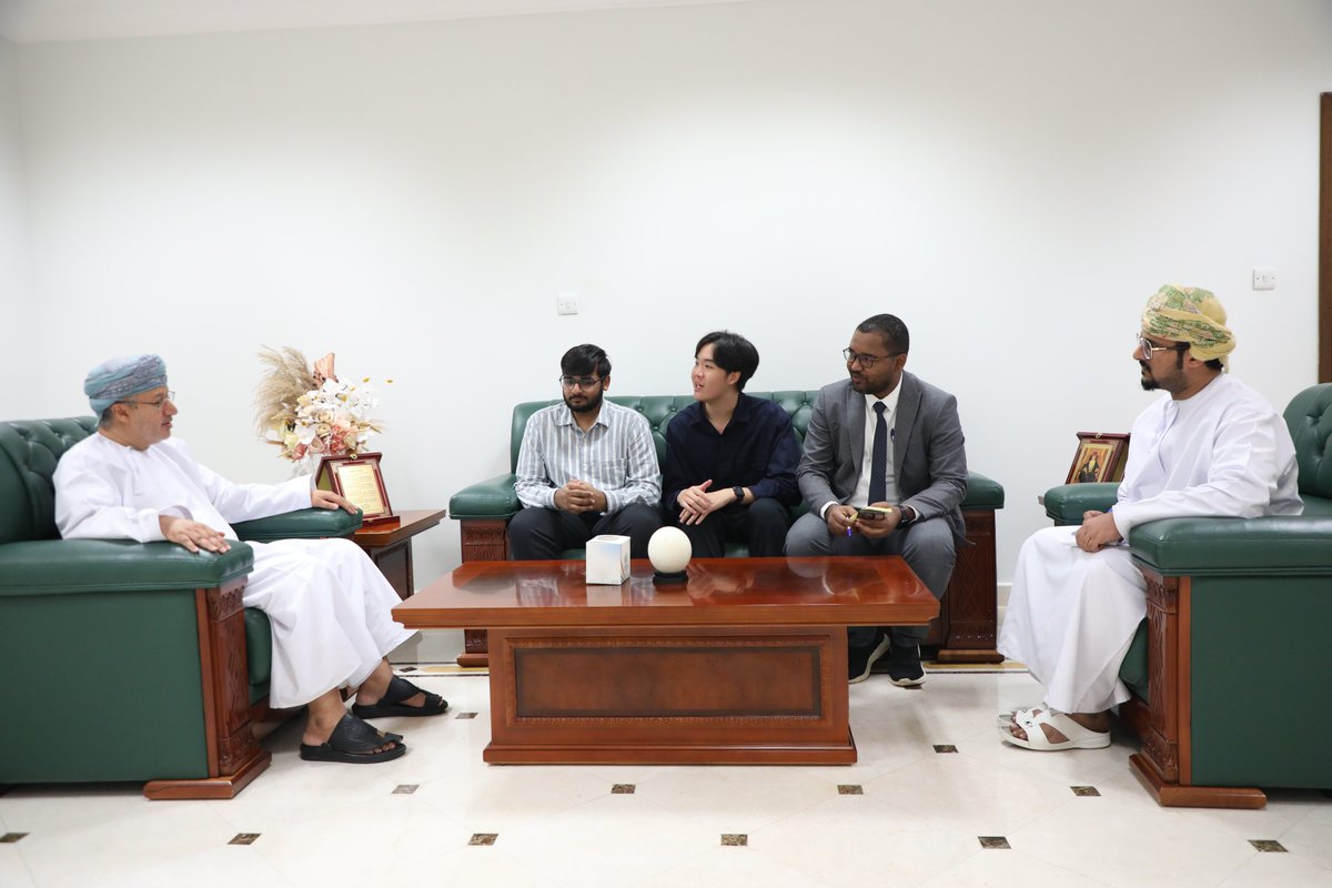 dh_university's tweet photo. 📍 رئيس جامعة ظفار يستقبل الطلبة الدوليين ضمن برنامج IAESTE 🌍

استقبل أ.د عامر بن علي الرواس، رئيس جامعة ظفار، صباح اليوم بمكتبه، الطالب 🇮🇳 Divyam Somani من جامعة JECRC – إدارة أعمال، والمتدرب بشركة عمانتل – صلالة، والطالب 🇹🇭 Tanat Intasuwan من جامعة Kmutnb Bangkok – هندسة ميكانيكية، والمتدرب بشركة OQBi.

🎙️ البروفيسور الرواس رحب بالطلبة، مشيدًا بتجاربهم، ومؤكدًا أهمية البرنامج في تعزيز الشراكة الدولية، ومثمّنًا تعاون شركتي عمانتل وأوكيو بي.

🔁 يذكر أن IAESTE برنامج دولي تشرف عليه جامعة السلطان قابوس، وتشارك فيه جامعة ظفار سنويًا عبر استقبال وتدريب طلبة دوليين، وإيفاد طلبتها للتدريب الخارجي.

#جامعة_ظفار #IAESTE #DhofarUniversity #Internship #InternationalStudents #عمانتل #OQBi #Oman