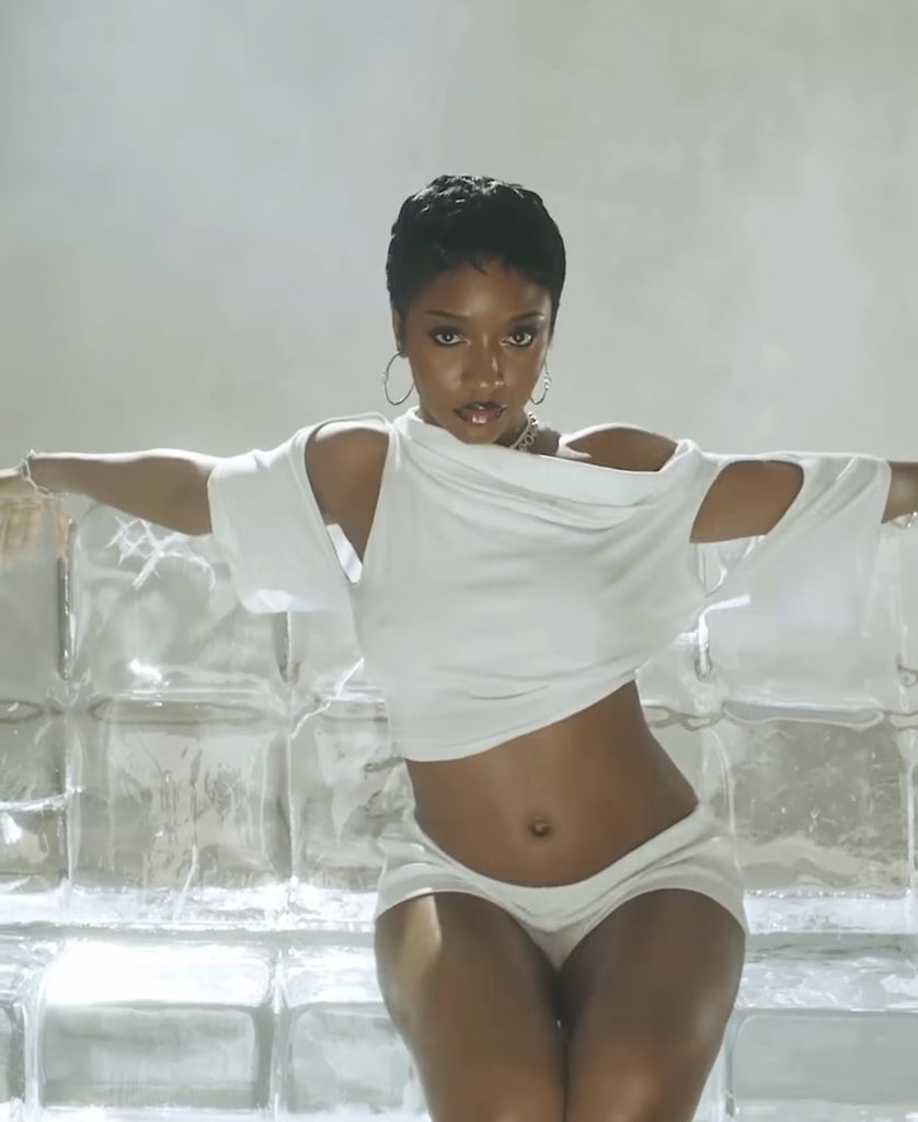 wetalksound's tweet image. Ayra Starr sat on real ice???? 😳
look what a hot body can do fr 🔥
