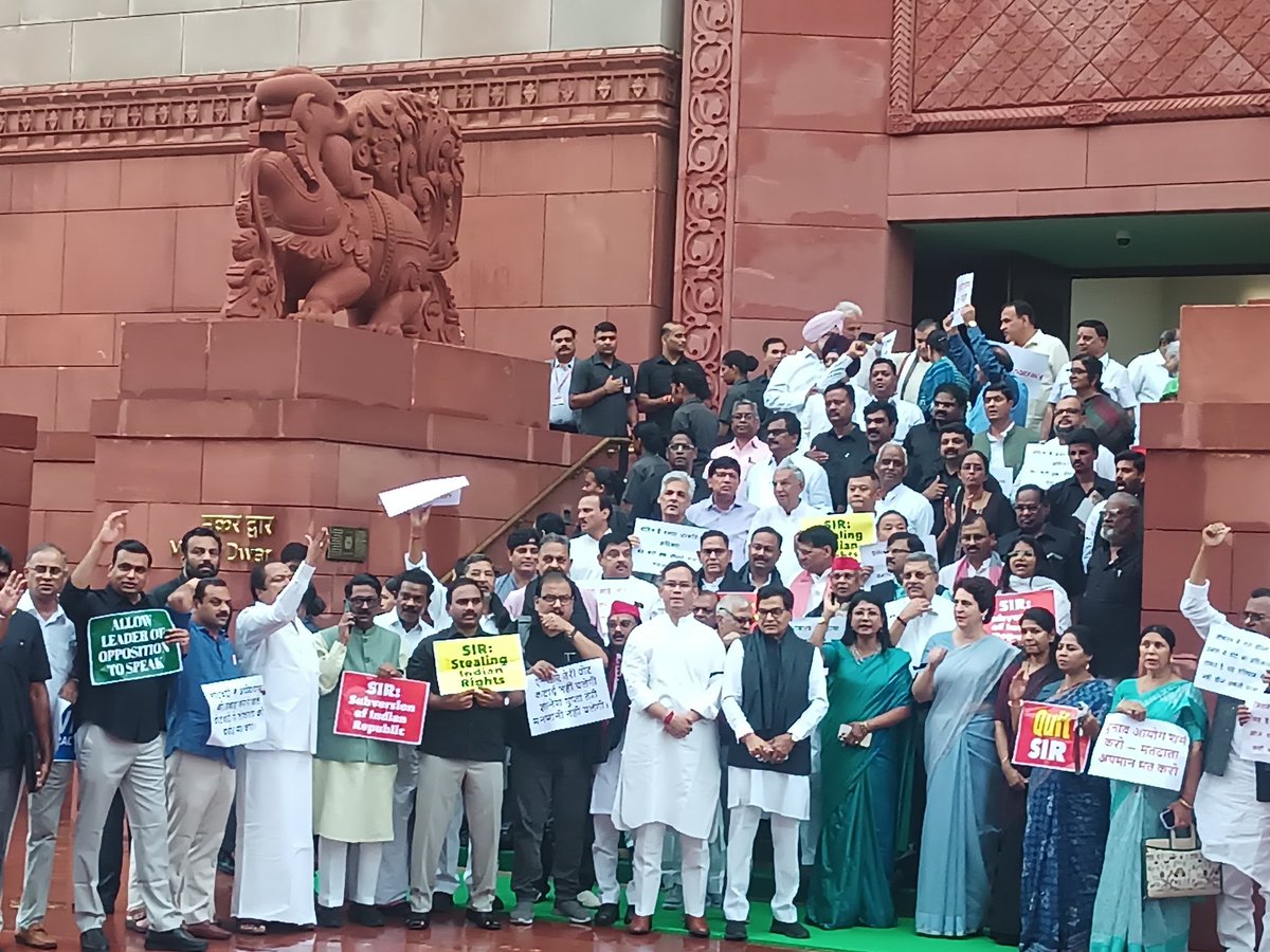 KanimozhiDMK's tweet image. Joined the second day of protest with INDIA alliance MPs in front of Parliament against the misuse of the Special Intensive Revision of voter rolls in Bihar and West Bengal. We urge the Union Government to stop weaponising bureaucratic procedures to silently strip the…