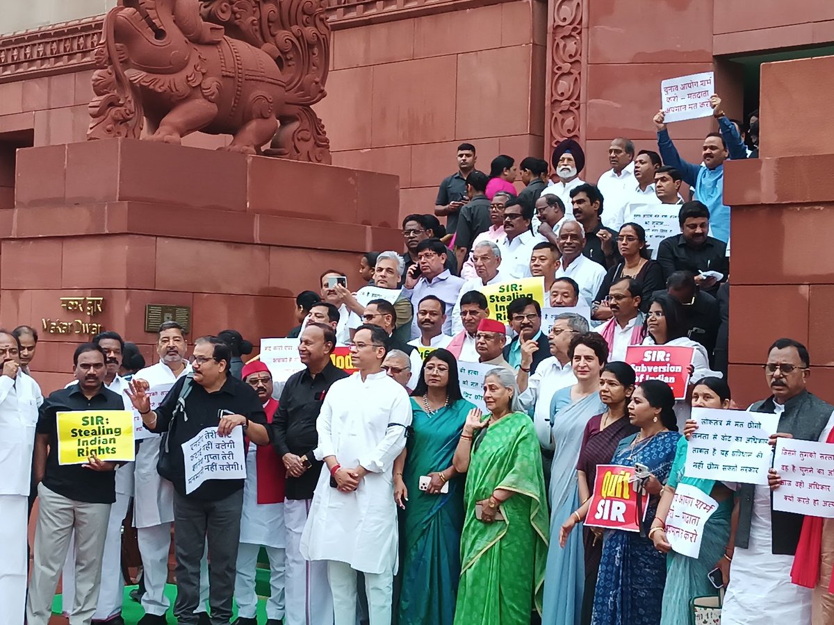 KanimozhiDMK's tweet image. Joined the second day of protest with INDIA alliance MPs in front of Parliament against the misuse of the Special Intensive Revision of voter rolls in Bihar and West Bengal. We urge the Union Government to stop weaponising bureaucratic procedures to silently strip the…