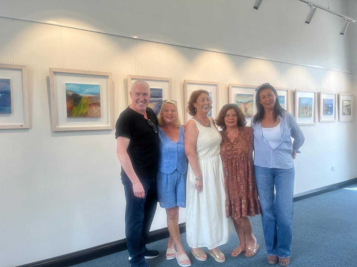 corkcolibrary's tweet image. Local artist Mairead Geary is currently in residence in #Cobhlibrary with her exhibition of landscape paintings entitled ‘Rugged Landscapes’.
This gorgeous exhibition was launched by Cobh's very own Pat Kinevane.
It runs until Thursday July 31st and it's well worth a visit!…