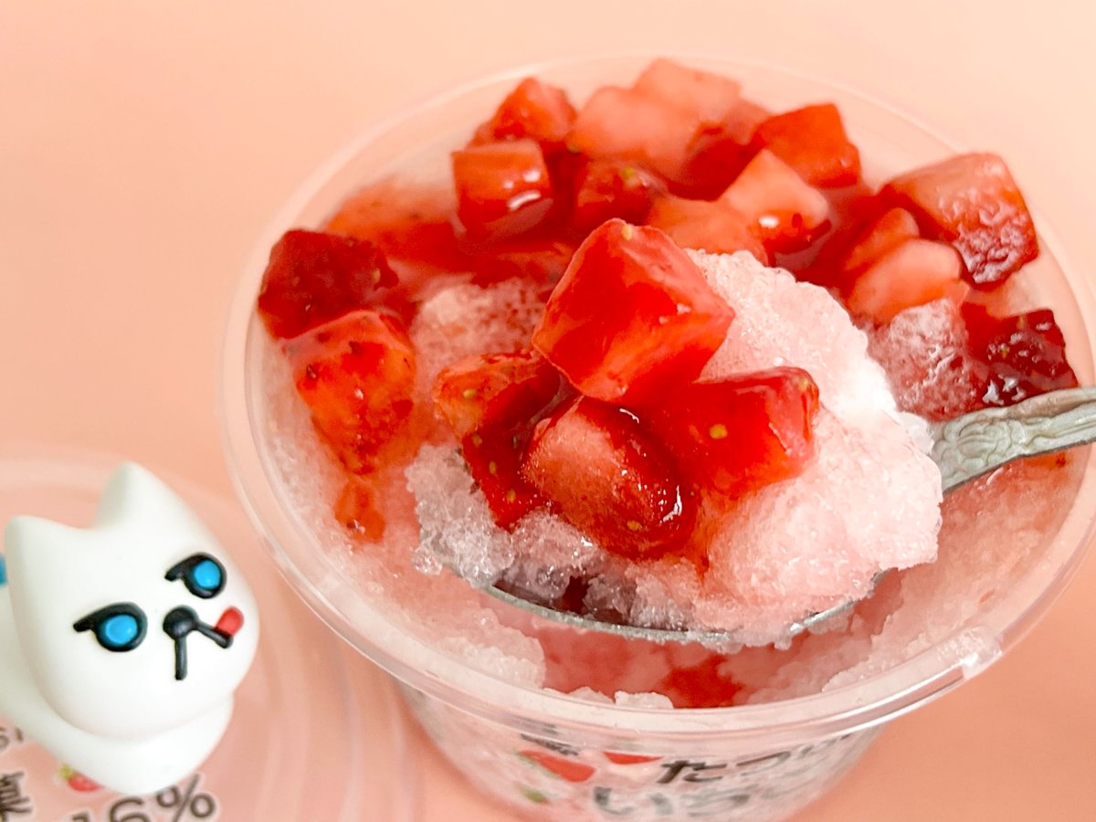 doorfumi2018's tweet image. 【食べたぜ】ファミマの「たっぷり果肉いちごかき氷」をハントしたぜ!
いちご果肉がごろごろトッピングされてるぜ。かき氷の中には練乳も入ってて、これがいちごの甘酸っぱさと相性抜群!シンプルだけど完成度高いぜ。
#オヤツハント