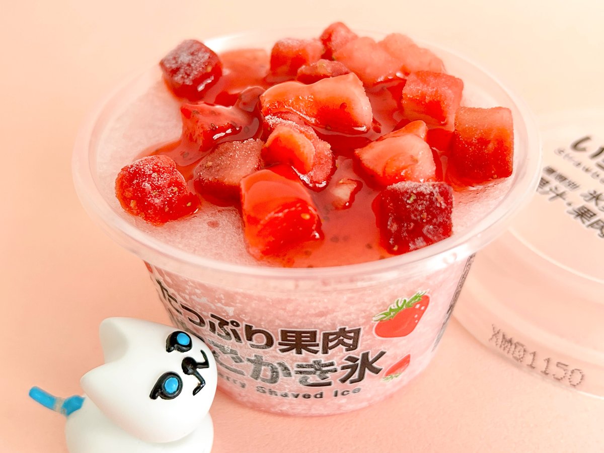 doorfumi2018's tweet image. 【食べたぜ】ファミマの「たっぷり果肉いちごかき氷」をハントしたぜ!
いちご果肉がごろごろトッピングされてるぜ。かき氷の中には練乳も入ってて、これがいちごの甘酸っぱさと相性抜群!シンプルだけど完成度高いぜ。
#オヤツハント