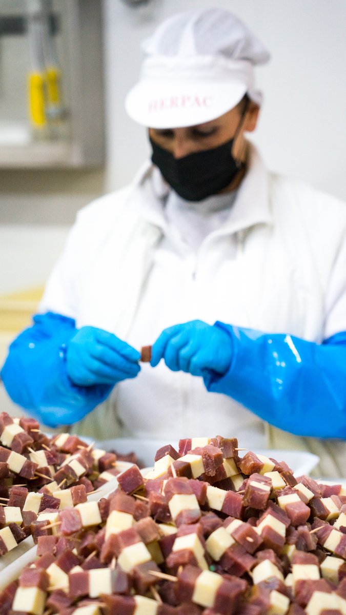 Las banderillas de atún y queso son uno de nuestros productos más demandados 🔝

Elaboradas a mano y conservadas en aceite, estos daditos de atún ahumado y queso son perfectos para disfrutar de un picoteo de calidad 😋

📲 Cómpralas en herpac.com

#herpac #barbate