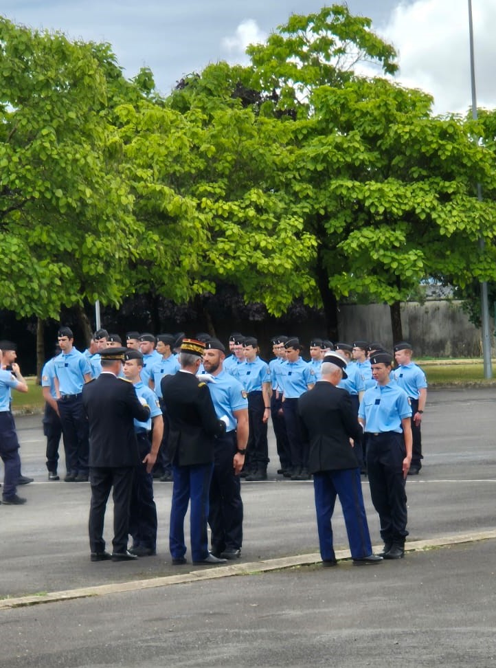 Prefet53's tweet image. [19/07] Ronan Léaustic, secrétaire général de la préfecture de la #Mayenne, a présidé la cérémonie de fin de stage de la préparation militaire au sein de l&apos;escadron mobile de @Gendarmerie_053 à #Mayenne. 🇫🇷 Levée des couleurs et interprétation de l&apos;hymne national 🎶
👏…