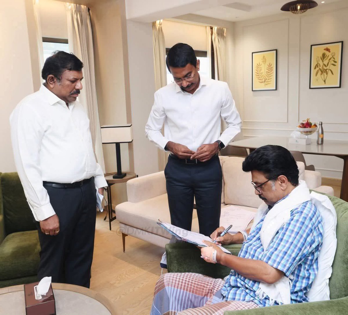 aliyarbilal's tweet image. கலைஞர் முன்பு தளபதியைப் பற்றிக் குறிப்பிடும் போது,
"உழைப்பு உழைப்பு உழைப்பு"
என்றார்.
அது கலைஞர் அண்ணாவிடம் வாங்கிய பாராட்டும் கூட.
கலைஞர் இப்போது தளபதி ஆட்சியைப் பார்த்திருந்தால்,
"அர்ப்பணிப்பு அர்ப்பணிப்பு அர்ப்பணிப்பு"
என்று சொல்லி இருப்பாரோ?