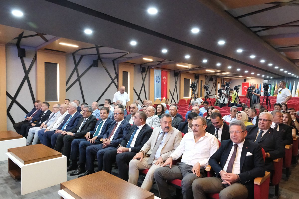 Türkiye Kamu-Sen, birikimiyle, tecrübesiyle, gücüyle masadadır!
 
Memur mutlu olursa Türkiye de mutlu olur.
 
Bu mücadele sadece memurların değil, Türkiye’nin geleceğinin mücadelesidir.
 
600 bin üyemizin desteğiyle, kamu görevlilerimizin haklarını sonuna kadar savunmaya devam