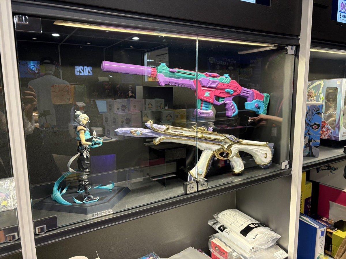 ochasuki's tweet image. #KEIOeステ
VALOLANTのヴァンダルとファントム展示させて頂いております。