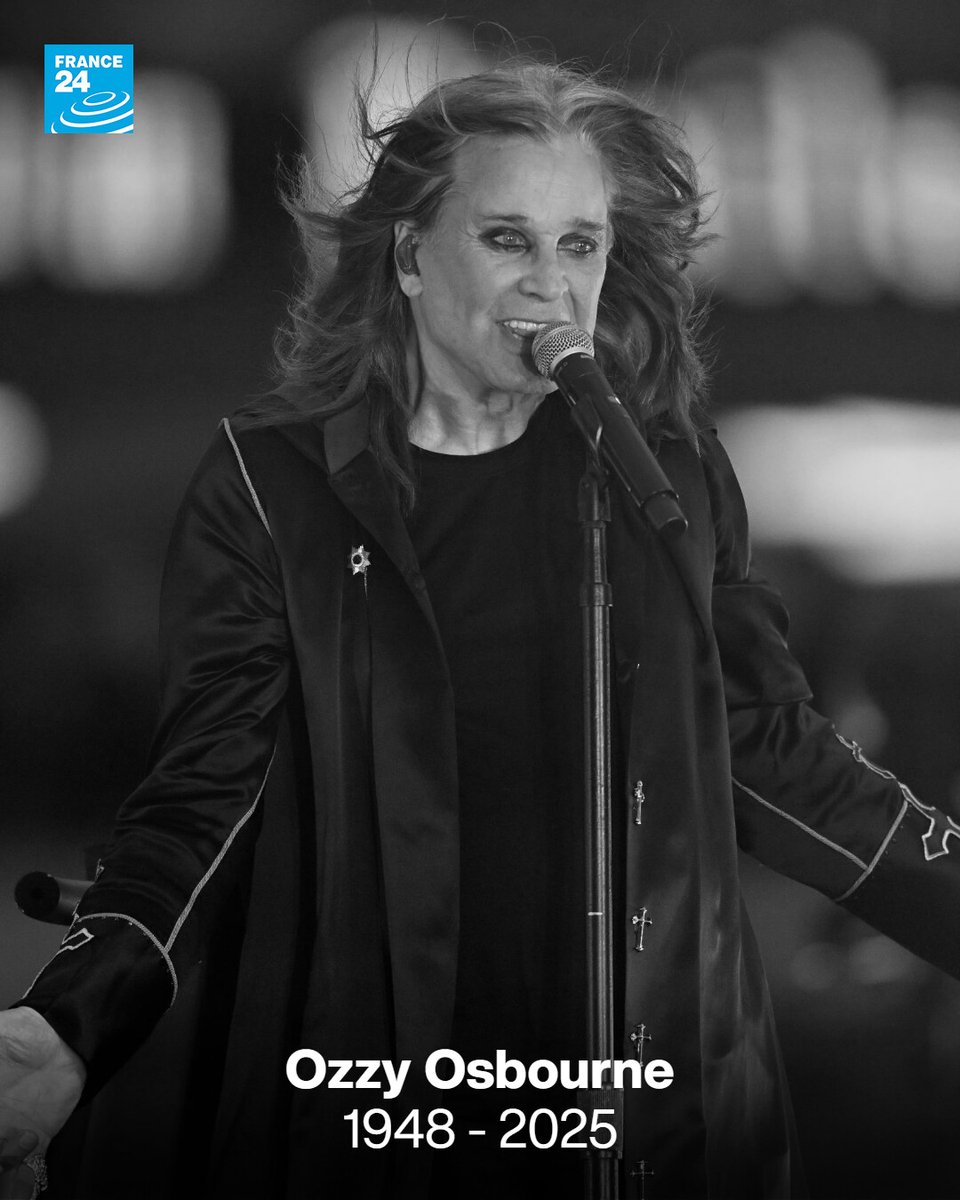 France24_en's tweet image. 🕊️ #OzzyOsbourne, 🇬🇧 #BlackSabbath frontman and #HeavyMetal icon, has died aged 76.
🦇 Known as the #PrinceOfDarkness, he infamously bit a bat’s head on stage, battled addiction, then found new fame as a reality TV star.
More about #Osbourne's life ➡️go.france24.com/CcQ