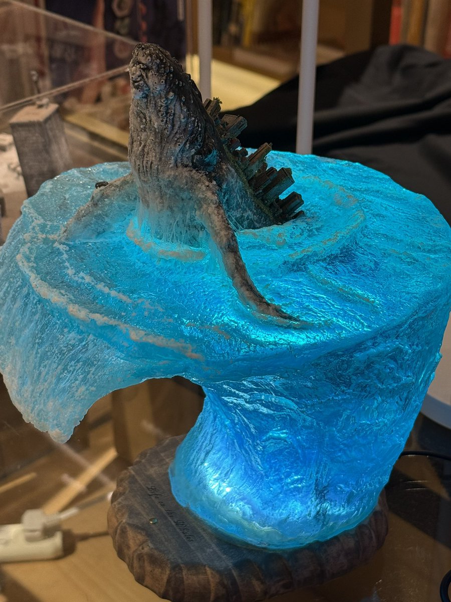 TOKYO_GENSO's tweet image. 銀座蔦屋での展示が終了しました。会期中はたくさんご来場頂きありがとうございました。
この後、同会場ではMASAKIさんの水没ジオラマ展示が開催されるみたい!
搬入の入れ替わりでご本人にお会いすることができて、なんと本にサインも頂きましたー!
おれもちょっと作ってみようかな!…