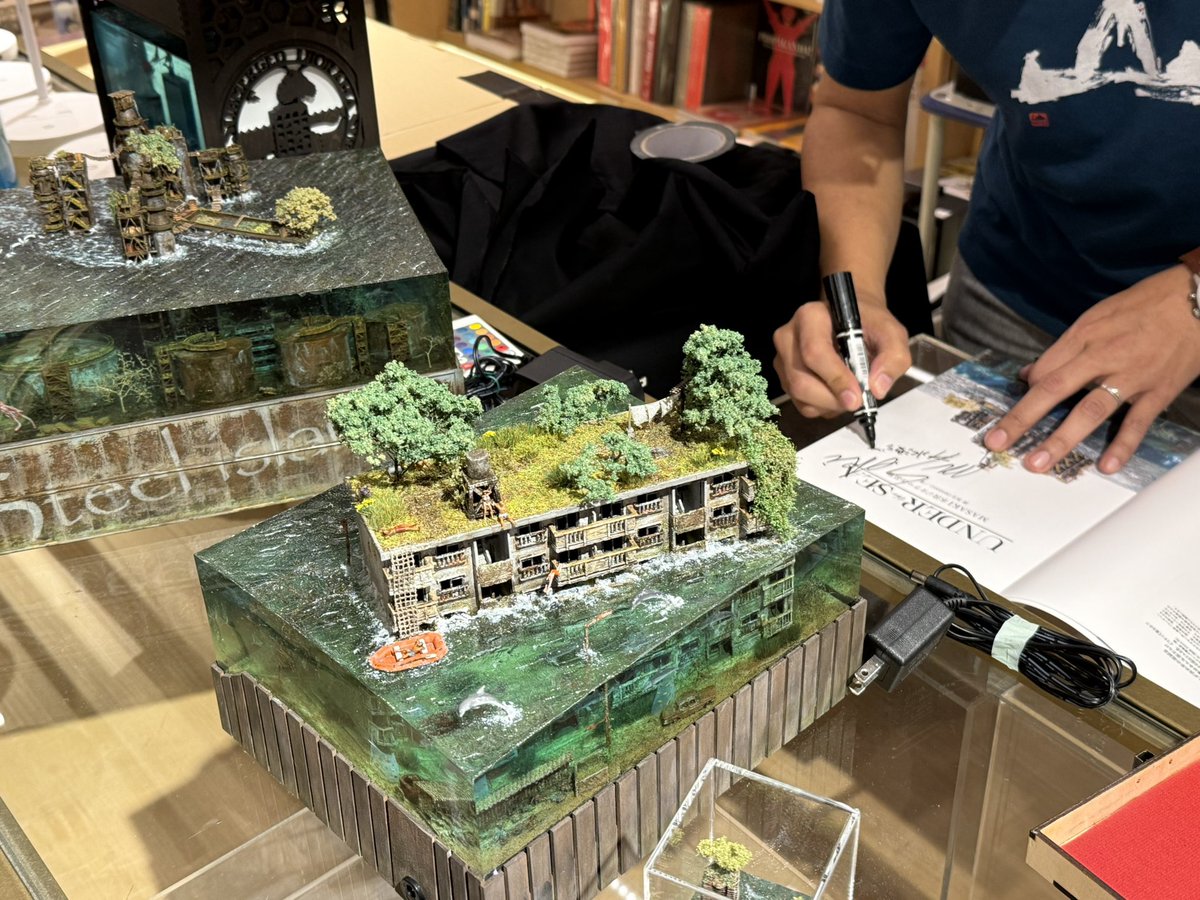 TOKYO_GENSO's tweet image. 銀座蔦屋での展示が終了しました。会期中はたくさんご来場頂きありがとうございました。
この後、同会場ではMASAKIさんの水没ジオラマ展示が開催されるみたい!
搬入の入れ替わりでご本人にお会いすることができて、なんと本にサインも頂きましたー!
おれもちょっと作ってみようかな!…