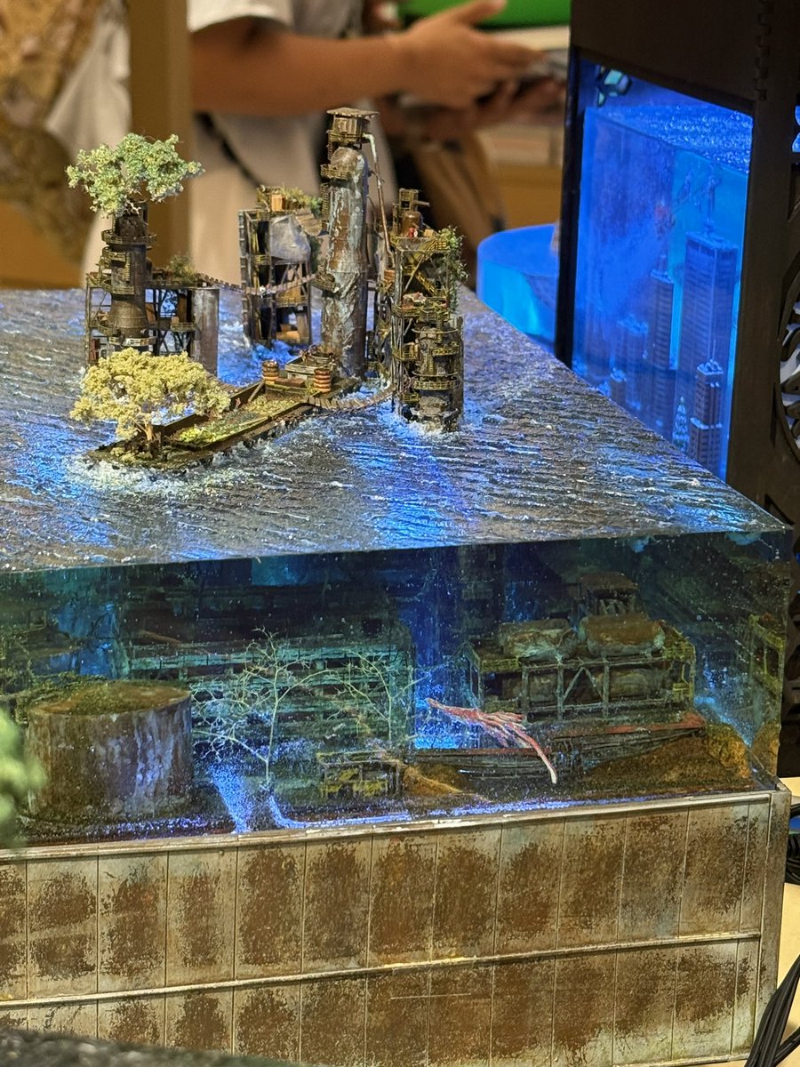 TOKYO_GENSO's tweet image. 銀座蔦屋での展示が終了しました。会期中はたくさんご来場頂きありがとうございました。
この後、同会場ではMASAKIさんの水没ジオラマ展示が開催されるみたい!
搬入の入れ替わりでご本人にお会いすることができて、なんと本にサインも頂きましたー!
おれもちょっと作ってみようかな!…