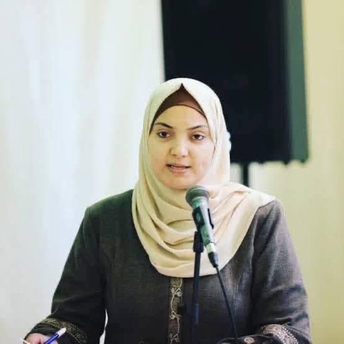 shameensuleman's tweet image. 🔴MURDERED: Palestinian journalist Walaa al‑Jaabari, pregnant, along with her husband Dr. Amjad al‑Sha’er and their five children
🔳israeli war criminals bombed their family home in Tel al‑Hawa, southwest Gaza City
🔴The force of the blast expelled Walaa’s unborn child from her…