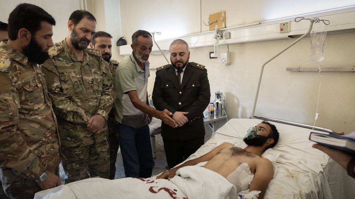 Sy_Defense's tweet image. أجرى وزير الدفاع اللواء المهندس مرهف أبو قصرة على رأس وفد رسمي من وزارة الدفاع؛ زيارة لجرحى الجيش الذين أصيبوا في المواجهات الأخيرة ضد الخارجين عن القانون في السويداء، واطمأن خلالها على حالتهم الصحية، مشيداً بتضحياتهم وجهودهم في تعزيز الأمن والاستقرار، متمنياً لهم الشفاء العاجل.