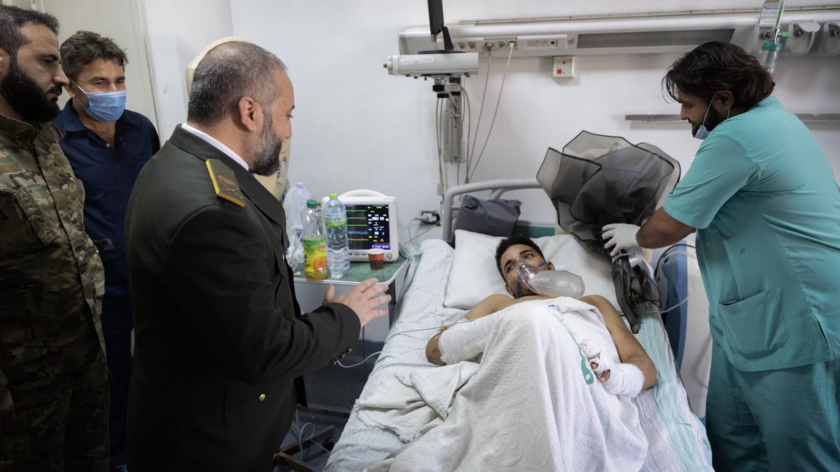 Sy_Defense's tweet image. أجرى وزير الدفاع اللواء المهندس مرهف أبو قصرة على رأس وفد رسمي من وزارة الدفاع؛ زيارة لجرحى الجيش الذين أصيبوا في المواجهات الأخيرة ضد الخارجين عن القانون في السويداء، واطمأن خلالها على حالتهم الصحية، مشيداً بتضحياتهم وجهودهم في تعزيز الأمن والاستقرار، متمنياً لهم الشفاء العاجل.