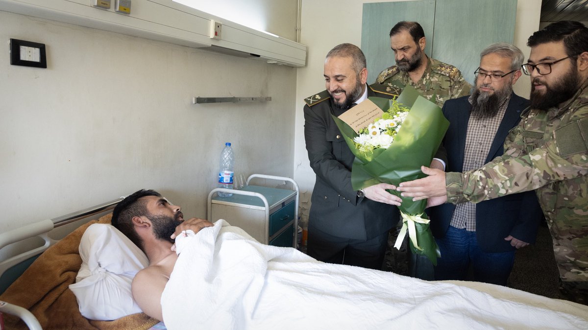Sy_Defense's tweet image. أجرى وزير الدفاع اللواء المهندس مرهف أبو قصرة على رأس وفد رسمي من وزارة الدفاع؛ زيارة لجرحى الجيش الذين أصيبوا في المواجهات الأخيرة ضد الخارجين عن القانون في السويداء، واطمأن خلالها على حالتهم الصحية، مشيداً بتضحياتهم وجهودهم في تعزيز الأمن والاستقرار، متمنياً لهم الشفاء العاجل.
